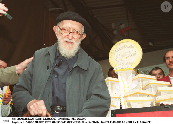 L'Abbé Pierre fête son 90ème anniversaire à la communauté Emmaüs de Neuilly Plaisance