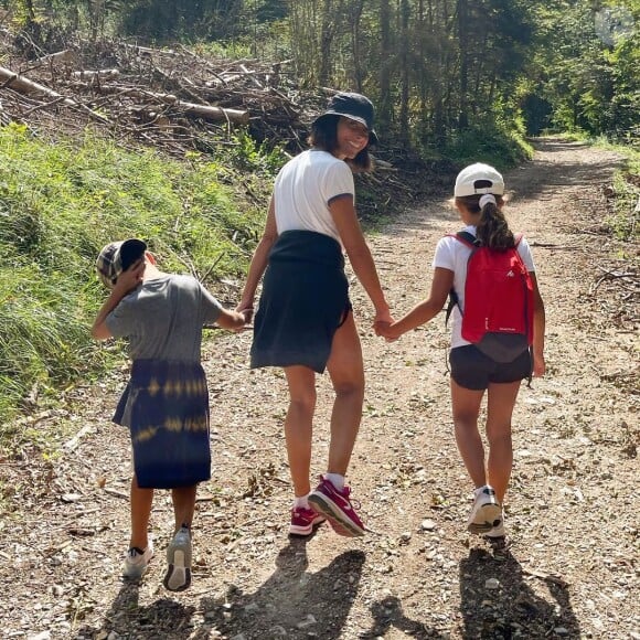 Pour ce choix, elle a été vivement critiquée, certains disant qu'elle avait abandonner ses enfants, Charlie et Alphonse.
Alessandra Sublet et ses enfants Charlie et Alphonse sur Instagram.