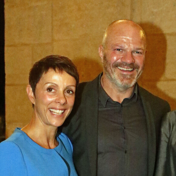  "Ma femme y est déjà allée, elle m'a dit qu'elle n'avait jamais aussi mal mangé de sa vie !", s'amuse Philippe Etchebest
 
Dominique et son mari Philippe Etchebest avec Virginie Calmels (Adjointe au Maire de Bordeaux et Tête de liste " les Républicains " aux élections Régionale) - Le chef Bordelais Philippe Etchebest inaugure son restaurant "Le 4ème mur" en présence de Alain Juppé sous les galeries de l'opera de Bordeaux, en face du restaurant de son concurrent Gordon Ramsay le 5 octobre 2015. A cette occasion il a reçu Alain Juppé, maire de la ville, et lui a fait decouvrir les coulisses de son restaurant .