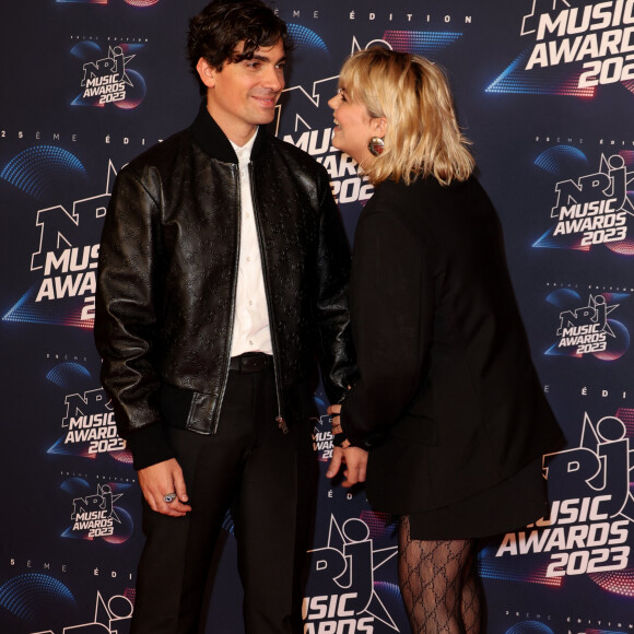 Qui est reparti les mains vides ?
Florian Rossi et sa compagne Louane au photocall de la 25ème cérémonie des "NRJ Music Awards (NMA)" au palais des Festivals et des Congrès de Cannes, France, le 10 novembre 2023. © Dominique Jacovides/Bestimage 