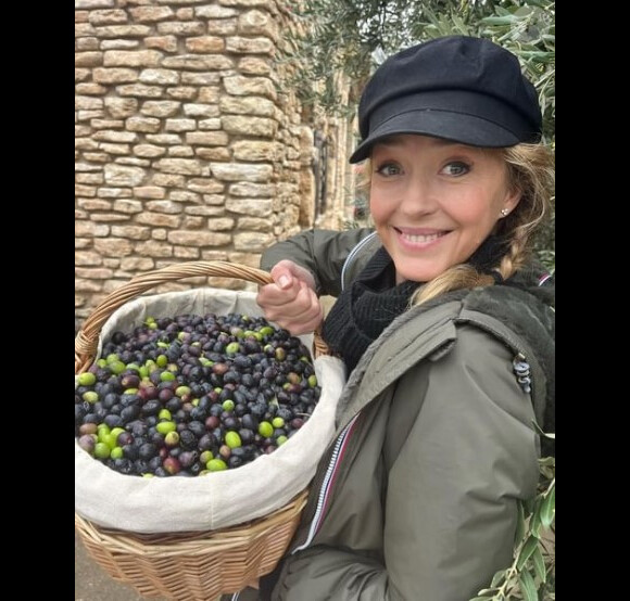 Côté coeur, comme pour le reste, l'actrice semble être radicalement différente de son personnage.
Hélène de Fougerolles sur Instagram. Le 5 novembre 2023.