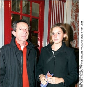 Une heure et demie plus tard, c'est le soulagement. Le téléphone portable de Marie sonne, et c'est la délivrance.
Patrice Leconte et sa fille Alice à Paris le 5 novembre 2003.