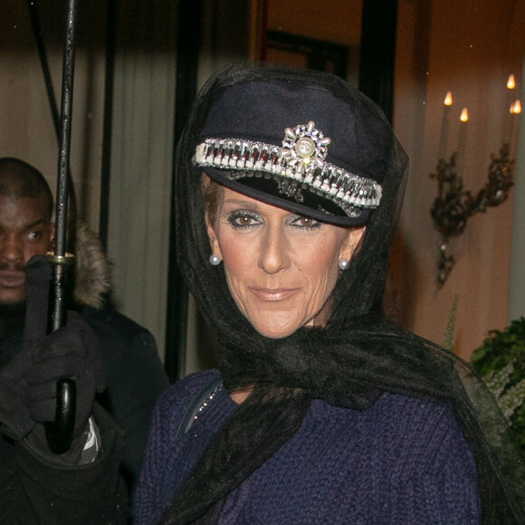 Céline Dion quitte l'hôtel Plaza Athénée après avoir tourné une publicité pour l'Oréal à Paris le 29 janier 2019. 