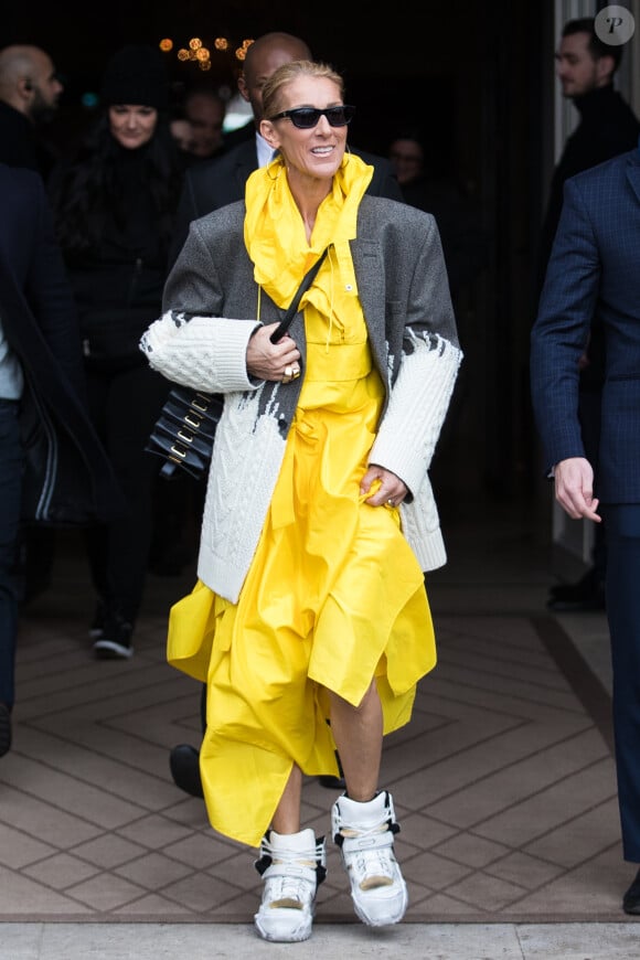 Céline Dion quitte l'hôtel de Crillon pour se rendre à l'hôtel Plaza Athénée à Paris le 29 janvier 2019 où elle doit tourner une publicité l'Oréal. 