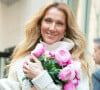 Céline Dion est victime du syndrome de la personne raide
Céline Dion rayonnante et très souriante dans un ensemble pull écru et jupe bouffante fleurie salue ses fans à la sortie de son hôtel à New York