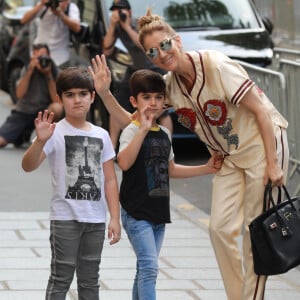 Il aurait très peur de perdre sa maman
Céline Dion s'est rendue chez l'opticien Meyrowitz avec ses jumeaux Eddy et Nelson pour s'acheter une paire de lunettes de soleil avant de rentrer à l'hôtel Royal Monceau à Paris le 17 juillet 2017.