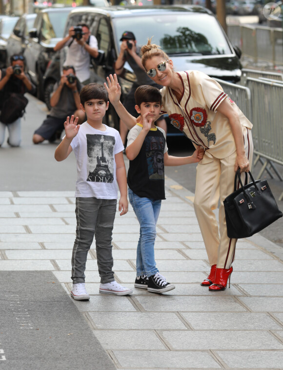Il aurait très peur de perdre sa maman
Céline Dion s'est rendue chez l'opticien Meyrowitz avec ses jumeaux Eddy et Nelson pour s'acheter une paire de lunettes de soleil avant de rentrer à l'hôtel Royal Monceau à Paris le 17 juillet 2017.