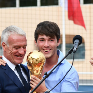 Une belle façon de prouver son amour de la part du fils de Didier Deschamps
 
Didier et Dylan Deschamps durant l'inauguration du Stade de football Didier Deschamps à Cap d'Ail le 12 septembre 2018. © Bruno Bebert / Bestimage