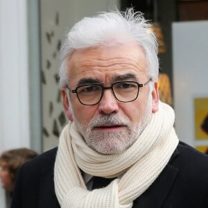 Pascal Praud taclé pour ses propos sur Claude François
 
Exclusif - Le journaliste Pascal Praud arrive aux studios de la radio RTL à Paris. Le parquet de Paris a ouvert une enquête après la diffusion d'un morceau du rappeur Sneazzy, accusé de menacer le journaliste Pascal Praud. © Panoramic / Bestimage