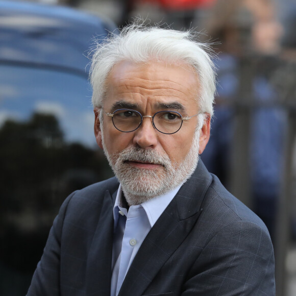 "Vous avez le droit de passer ces chansons, j'ai le droit d'en être affreusement dégoûtée vu le discours puant qui s'ensuit", conclut-elle sur Pascal Praud
 
Pascal Praud - Obsèques du comédien Jean Piat en l'église Saint François-Xavier à Paris le 21 septembre 2018.