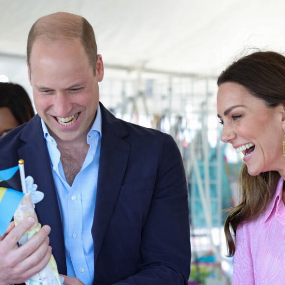 Le prince William, duc de Cambridge, et Catherine (Kate) Middleton, duchesse de Cambridge, visitent "Fish Fry" à Abaco, un lieu de rassemblement culinaire traditionnel des Bahamas qui se trouve sur toutes les îles des Bahamas, le huitième jour de leur tournée dans les Caraïbes au nom de la reine pour marquer son jubilé de platine. Abaco, le 26 mars 2022. 