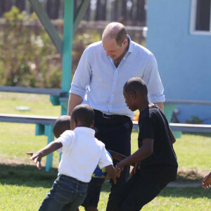 Le prince William, duc de Cambridge, et Catherine (Kate) Middleton, duchesse de Cambridge, visitent la Grand Bahama Children's Home, qui offre un environnement familial aux enfants vulnérables qui ne peuvent pas vivre avec leur famille, à Grand Bahama, le huitième jour de leur tournée dans les Caraïbes au nom de la reine pour marquer son jubilé de platine. Le 26 mars 2022. 