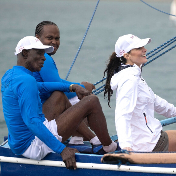 Le prince William, duc de Cambridge, et Catherine (Kate) Middleton, duchesse de Cambridge, assistent à bord d'un bateau de la Bahamas Platinum Jubilee Sailing Regatta à Montagu Bay, l'une des premières régates de voile aux Bahamas depuis le début de la pandémie, le septième jour de leur tournée dans les Caraïbes au nom de la reine pour marquer son jubilé de platine. Nassau, le 25 mars 2022. 
