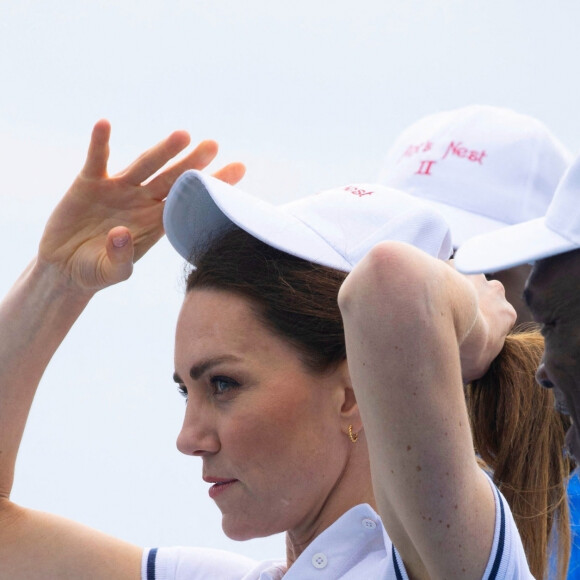 Le prince William, duc de Cambridge, et Catherine (Kate) Middleton, duchesse de Cambridge, assistent à bord d'un bateau de la Bahamas Platinum Jubilee Sailing Regatta à Montagu Bay, l'une des premières régates de voile aux Bahamas depuis le début de la pandémie, le septième jour de leur tournée dans les Caraïbes au nom de la reine pour marquer son jubilé de platine. Nassau, le 25 mars 2022. 