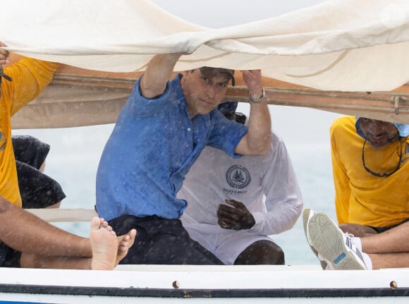 Le prince William, duc de Cambridge, et Catherine (Kate) Middleton, duchesse de Cambridge, assistent à bord d'un bateau de la Bahamas Platinum Jubilee Sailing Regatta à Montagu Bay, l'une des premières régates de voile aux Bahamas depuis le début de la pandémie, le septième jour de leur tournée dans les Caraïbes au nom de la reine pour marquer son jubilé de platine. Nassau, le 25 mars 2022. 