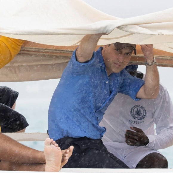 Le prince William, duc de Cambridge, et Catherine (Kate) Middleton, duchesse de Cambridge, assistent à bord d'un bateau de la Bahamas Platinum Jubilee Sailing Regatta à Montagu Bay, l'une des premières régates de voile aux Bahamas depuis le début de la pandémie, le septième jour de leur tournée dans les Caraïbes au nom de la reine pour marquer son jubilé de platine. Nassau, le 25 mars 2022. 