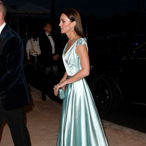 Le prince William, duc de Cambridge, et Catherine (Kate) Middleton, duchesse de Cambridge, assistent à une réception organisée par le gouverneur général des Bahamas, Sir Cornelius Alvin Smith, au complexe Baha Mar sur l'île de New Providence aux Bahamas pour rencontrer des dirigeants communautaires et des habitants des nombreuses îles des Bahamas. , au septième jour de leur tournée dans les Caraïbes au nom de la reine pour marquer son jubilé de platine. Nassau, le 25 mars 2022. 