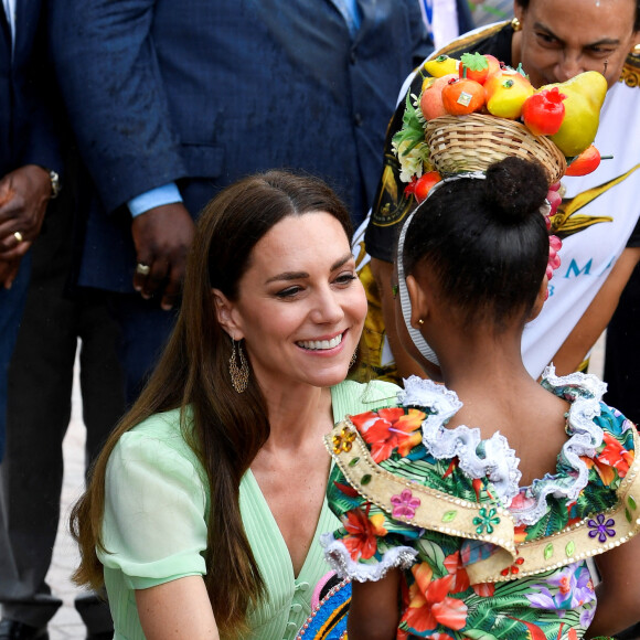 Le prince William, duc de Cambridge, et Catherine (Kate) Middleton, duchesse de Cambridge, assistent à une parade à Nassau, aux Bahamas, le 25 mars 2022. 