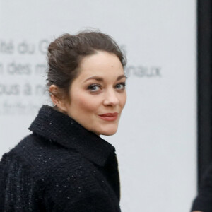 Marion Cotillard - Arrivées au défilé Chanel Haute Couture printemps / été 2023 lors de la fashion week à Paris le 24 janvier 2023. © Christophe Clovis / Veeren / Bestimage 