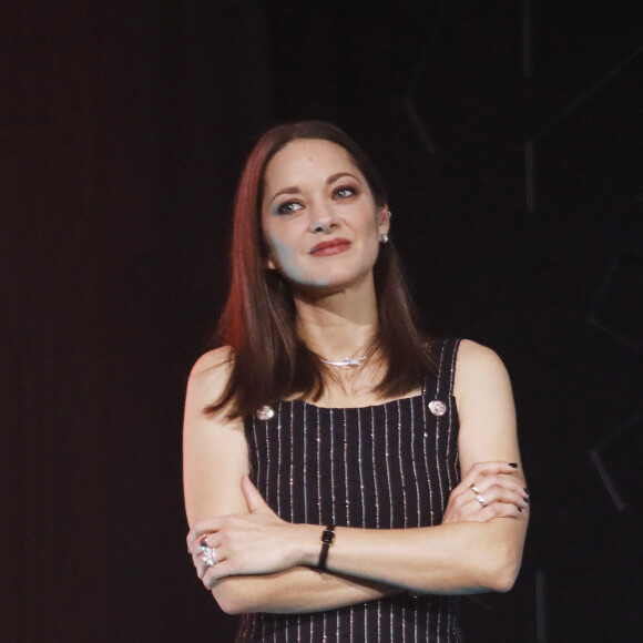 Marion Cotillard - J.Gray reçoit des mains de M.Cotillard l'étoile d'or à l'occasion de l'hommage qui lui est rendu lors du 19ème Festival International du Film de Marrakech le 12 novembre 2022. Soirée en hommage au réalisateur américain J.Gray. © Denis Guignebourg / Bestimage 