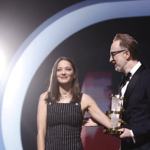 Marion Cotillard et James Gray - J.Gray reçoit des mains de M.Cotillard l'étoile d'or à l'occasion de l'hommage qui lui est rendu lors du 19ème Festival International du Film de Marrakech le 12 novembre 2022. Soirée en hommage au réalisateur américain J.Gray. © Denis Guignebourg / Bestimage 