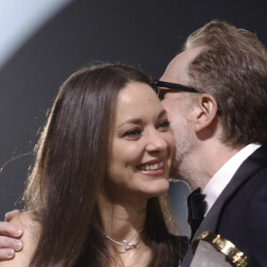 Marion Cotillard et James Gray - J.Gray reçoit des mains de M.Cotillard l'étoile d'or à l'occasion de l'hommage qui lui est rendu lors du 19ème Festival International du Film de Marrakech le 12 novembre 2022. Soirée en hommage au réalisateur américain J.Gray. © Denis Guignebourg / Bestimage 