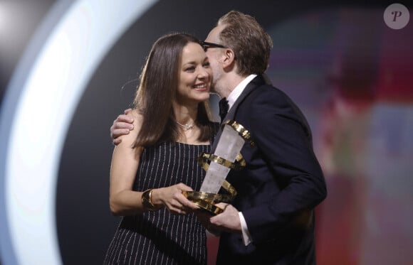 Marion Cotillard et James Gray - J.Gray reçoit des mains de M.Cotillard l'étoile d'or à l'occasion de l'hommage qui lui est rendu lors du 19ème Festival International du Film de Marrakech le 12 novembre 2022. Soirée en hommage au réalisateur américain J.Gray. © Denis Guignebourg / Bestimage 