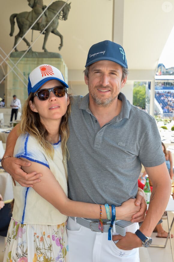 Exclusif - Marion Cotillard et son compagnon Guillaume Canet dans la tente VIP lors du Longines Paris Eiffel Jumping au Champ de Mars à Paris, le samedi 6 juillet 2019. © Veeren Ramsamy/Bestimage 