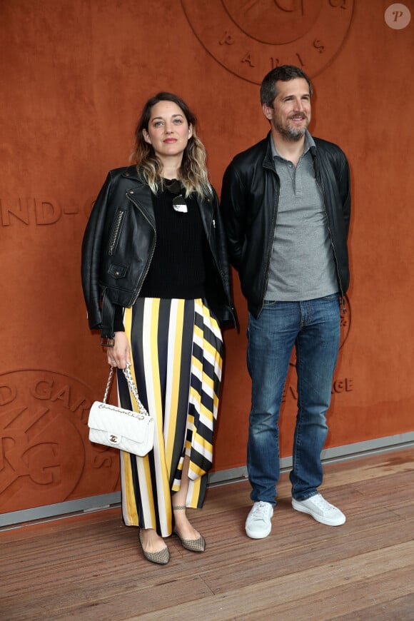 Guillaume Canet et sa compagne Marion Cotillard - People au village pour la finale hommes lors des internationaux de France de tennis de Roland Garros 2019 à Paris le 9 juin 2019. © Jacovides - Moreau / Bestimage 