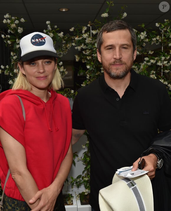 Guillaume Canet et sa compagne Marion Cotillard au village lors des internationaux de France à Roland Garros le 10 juin 2018. © Veeren / Bestimage 