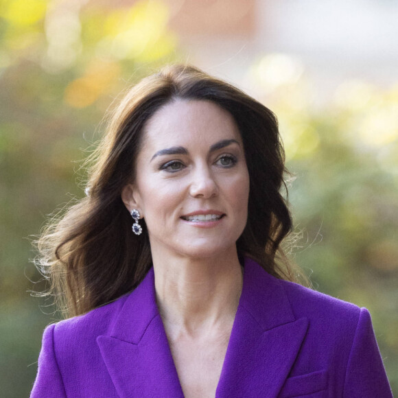 Au lendemain d'une soirée de famille avec le roi Charles. 
Catherine (Kate) Middleton, princesse de Galles arrive au Design Museum pour co-organiser l'événement avec le Centre de la Fondation Royale pour la petite enfance à Londres le 15 novembre 2023. 