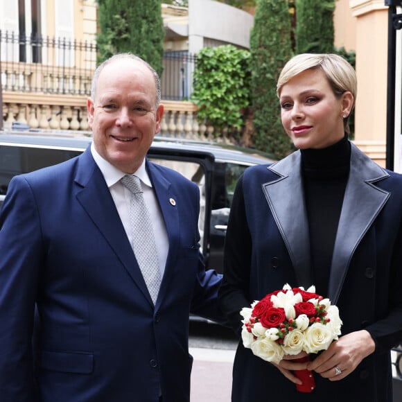 Manteau chic à revers en cuir et col roulé pour Charlene, costume bleu et cravate argentée pour Albert, des looks différents pour chacun d'eux
Le prince Albert II de Monaco et la princesse Charlène de Monaco assistent à la distribution des cadeaux dans le cadre de la fête nationale monégasque qui aura lieu le 19 novembre, au siège de la Croix Rouge monégasque à Monaco, le 16 novembre 2023. © Jean-Charles Vinaj/Pool Monaco/Bestimage