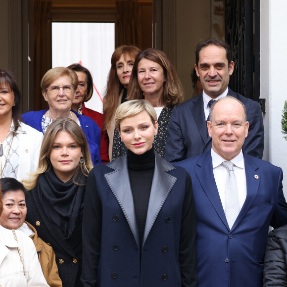 Le duo princier formé par Albert et Charlene de Monaco était de nouveau réuni ce jeudi, avec une autre membre de la famille, Camille, fille de Stéphanie de Monaco
Le prince Albert II de Monaco, la princesse Charlène de Monaco et Camille Gottlieb assistent à la distribution des cadeaux dans le cadre de la fête nationale monégasque au siège de la Croix Rouge monégasque à Monaco © Jean-Charles Vinaj/Pool Monaco/Bestimage