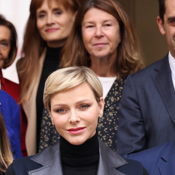 Visage de madone sereine et souriante, elle multiplie les apparitions ces derniers jours
Le prince Albert II de Monaco, la princesse Charlène de Monaco et Camille Gottlieb assistent à la distribution des cadeaux dans le cadre de la fête nationale monégasque qui aura lieu le 19 novembre, au siège de la Croix Rouge monégasque à Monaco, le 16 novembre 2023. © Jean-Charles Vinaj/Pool Monaco/Bestimage