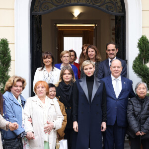 Toute la famille princière est attendue le 19 novembre pour la fête nationale
Le prince Albert II de Monaco, la princesse Charlène de Monaco et Camille Gottlieb assistent à la distribution des cadeaux dans le cadre de la fête nationale monégasque qui aura lieu le 19 novembre, au siège de la Croix Rouge monégasque à Monaco, le 16 novembre 2023. © Jean-Charles Vinaj/Pool Monaco/Bestimage