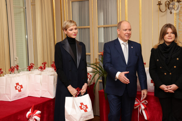 Le prince Albert II de Monaco, la princesse Charlène de Monaco et Camille Gottlieb assistent à la distribution des cadeaux dans le cadre de la fête nationale monégasque qui aura lieu le 19 novembre, au siège de la Croix Rouge monégasque à Monaco, le 16 novembre 2023. © Jean-Charles Vinaj/Pool Monaco/Bestimage