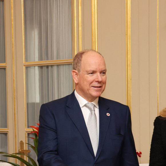 Le prince Albert II de Monaco, la princesse Charlène de Monaco et Camille Gottlieb assistent à la distribution des cadeaux dans le cadre de la fête nationale monégasque qui aura lieu le 19 novembre, au siège de la Croix Rouge monégasque à Monaco, le 16 novembre 2023. © Jean-Charles Vinaj/Pool Monaco/Bestimage