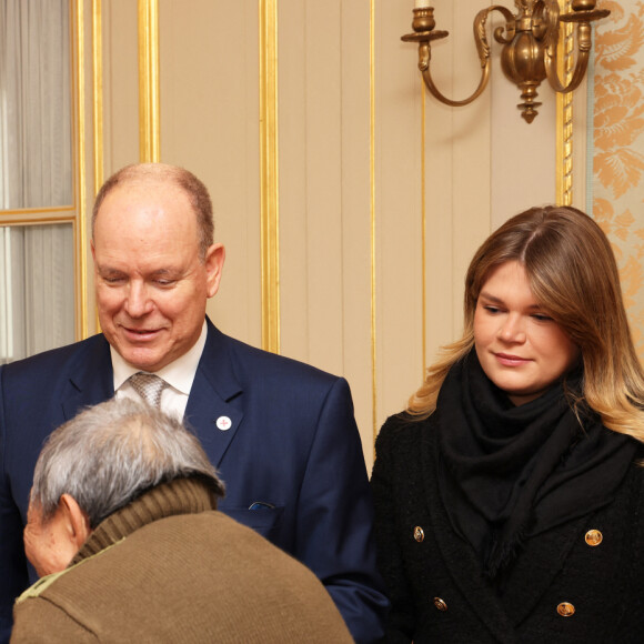 Le prince Albert II de Monaco, la princesse Charlène de Monaco et Camille Gottlieb assistent à la distribution des cadeaux dans le cadre de la fête nationale monégasque qui aura lieu le 19 novembre, au siège de la Croix Rouge monégasque à Monaco, le 16 novembre 2023. © Jean-Charles Vinaj/Pool Monaco/Bestimage
