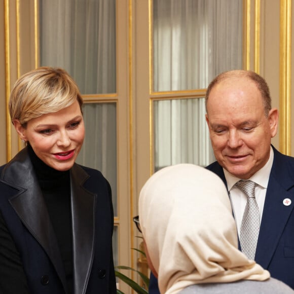 Le prince Albert II de Monaco et la princesse Charlène de Monaco assistent à la distribution des cadeaux dans le cadre de la fête nationale monégasque qui aura lieu le 19 novembre, au siège de la Croix Rouge monégasque à Monaco, le 16 novembre 2023. © Jean-Charles Vinaj/Pool Monaco/Bestimage