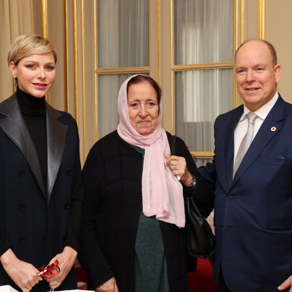 Le prince Albert II de Monaco et la princesse Charlène de Monaco assistent à la distribution des cadeaux dans le cadre de la fête nationale monégasque qui aura lieu le 19 novembre, au siège de la Croix Rouge monégasque à Monaco, le 16 novembre 2023. © Jean-Charles Vinaj/Pool Monaco/Bestimage