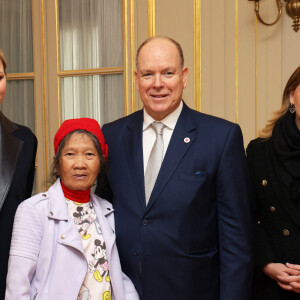 Le prince Albert II de Monaco, la princesse Charlène de Monaco et Camille Gottlieb assistent à la distribution des cadeaux dans le cadre de la fête nationale monégasque qui aura lieu le 19 novembre, au siège de la Croix Rouge monégasque à Monaco, le 16 novembre 2023. © Jean-Charles Vinaj/Pool Monaco/Bestimage