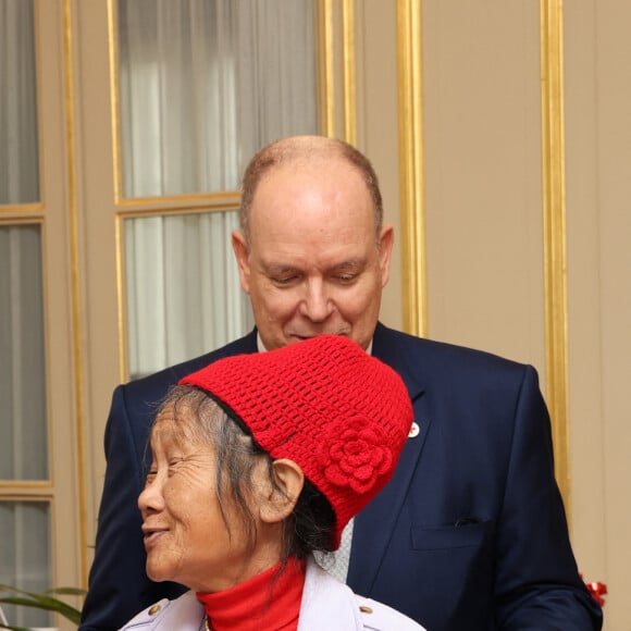 Le prince Albert II de Monaco et la princesse Charlène de Monaco assistent à la distribution des cadeaux dans le cadre de la fête nationale monégasque qui aura lieu le 19 novembre, au siège de la Croix Rouge monégasque à Monaco, le 16 novembre 2023. © Jean-Charles Vinaj/Pool Monaco/Bestimage