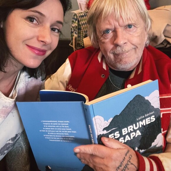 Elle dévoile son père, bonne mine, faisant la promotion de son ouvrage
Renaud fait la promo de la nouvelle édition du livre de sa fille aînée, Lolita Séchan, "Les Brumes de Sapa"