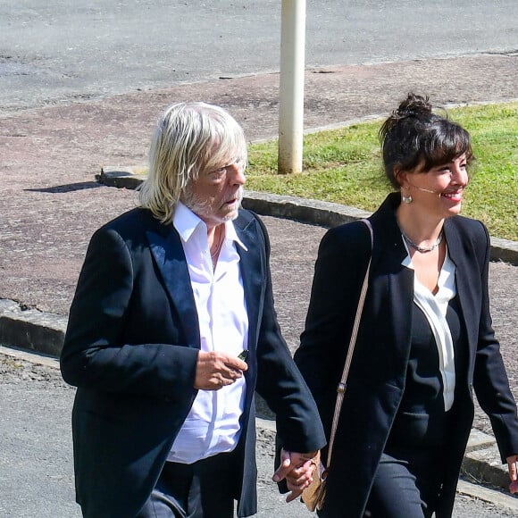 Le chanteur Renaud (Renaud Séchan) et sa compagne Cerise (de son vrai prénom Christine) - Mariage d'Hugues Aufray et de Murielle Mégevand à la mairie de Marly-Le Roy, France, le 2 septembre 2023.