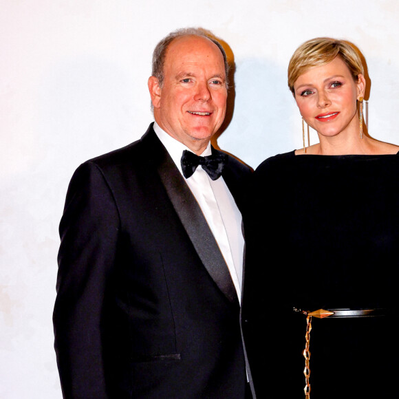 A cette occasion, Albert et Charlene de Monaco ont accordé une interview conjointe à "Monaco-Matin"
Le prince Albert II de Monaco et la princesse Charlène de Monaco - 3ème édition du "Festival des Etoilés Monte-Carlo" face à 7 étoiles Michelin un spectacle culinaire 4 chefs étoilés à la Salle Empire de l'Hôtel de Paris Monte-Carlo à Monaco, le 11 novembre 2023. Après le succès rencontré les années précédentes, le "Festival des Etoilés Monte-Carlo" revient pour sa troisième édition ! Rendez-vous avec les dîners 4 mains et de nouvelles collaborations inédites! Découvrez les chefs invités de nos étoilés Monte-Carlo Société des Bains de Mer. En novembre, place au Gala du Festival des Etoilés Monte-Carlo qui se déroulera cette année à la Salle Empire de l'Hôtel de Paris Monte-Carlo. L'art culinaire brillera avec nos 4 chefs récompensés par le Guide Michelin - A.Ducasse, Y.Alléno, D.Lory et M.Ravin qui cuisineront face à vous pour une soirée mémorable. © Claudia Albuquerque/Bestimage 