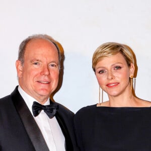 Le prince Albert II de Monaco et la princesse Charlène de Monaco - 3ème édition du "Festival des Etoilés Monte-Carlo" face à 7 étoiles Michelin un spectacle culinaire 4 chefs étoilés à la Salle Empire de l'Hôtel de Paris Monte-Carlo à Monaco, le 11 novembre 2023. Après le succès rencontré les années précédentes, le "Festival des Etoilés Monte-Carlo" revient pour sa troisième édition ! Rendez-vous avec les dîners 4 mains et de nouvelles collaborations inédites! Découvrez les chefs invités de nos étoilés Monte-Carlo Société des Bains de Mer. En novembre, place au Gala du Festival des Etoilés Monte-Carlo qui se déroulera cette année à la Salle Empire de l'Hôtel de Paris Monte-Carlo. L'art culinaire brillera avec nos 4 chefs récompensés par le Guide Michelin - A.Ducasse, Y.Alléno, D.Lory et M.Ravin qui cuisineront face à vous pour une soirée mémorable. © Claudia Albuquerque/Bestimage 