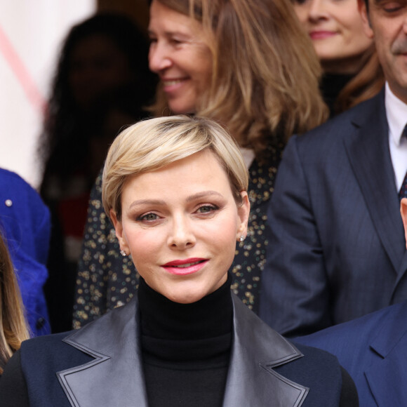 Le prince Albert II de Monaco, la princesse Charlène de Monaco et Camille Gottlieb assistent à la distribution des cadeaux dans le cadre de la fête nationale monégasque qui aura lieu le 19 novembre, au siège de la Croix Rouge monégasque à Monaco, le 16 novembre 2023. © Jean-Charles Vinaj/Pool Monaco/Bestimage 