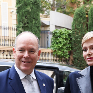 Le prince Albert II de Monaco et la princesse Charlène de Monaco assistent à la distribution des cadeaux dans le cadre de la fête nationale monégasque qui aura lieu le 19 novembre, au siège de la Croix Rouge monégasque à Monaco, le 16 novembre 2023. © Jean-Charles Vinaj/Pool Monaco/Bestimage 