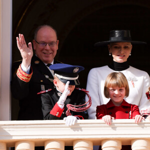 C'est un grand jour qui se prépare à Monaco
La princesse Charlène de Monaco, Le prince Albert II de Monaco, Le prince Jacques de Monaco, marquis des Baux, La princesse Gabriella de Monaco, comtesse de Carladès lors de la Fête Nationale de la principauté de Monaco. © Claudia Albuquerque/Bestimage 