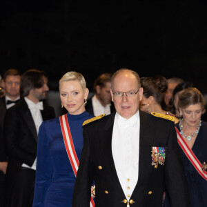 Un grand moment pour toute la famille monégasque
La princesse Charlène de Monaco, Le prince Albert II de Monaco - Arrivées à la soirée de gala de la Fête Nationale Monégasque au Grimaldi Forum le 19 novembre 2022. © Olivier Huitel / Pool Monaco / Bestimage 